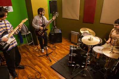 Le sale prove di Bari: quei luoghi dove i "vecchi" strumenti musicali continuano a suonare